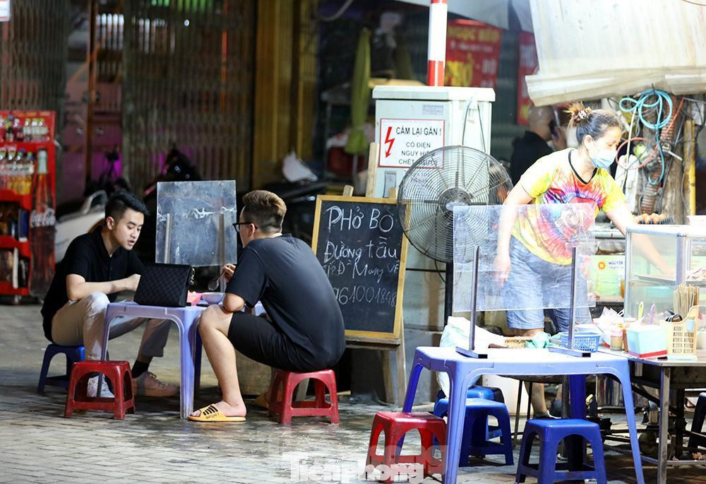 Còn quán phở Đường Tầu trên phố Trần Phú, quận Hoàn Kiếm mở cửa vào đúng 0g sáng ngày 22/6 và đã có khách đến ăn sớm sau bao nhiêu ngày phải mua mang về.