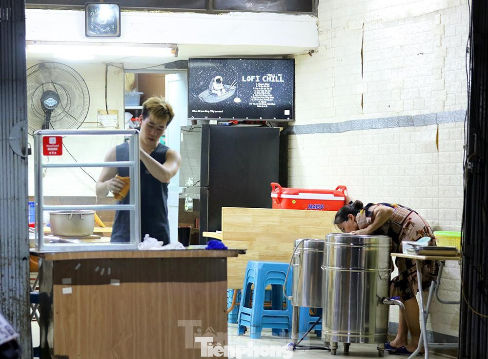 0g30phút sáng, một cửa hàng bán bún thang, bún ốc trên phố Cầu Gỗ (quận Hoàn Kiếm), chủ cửa hàng đang lau dọn bàn ghế chuẩn bị cho ngày đầu mở cửa hàng.