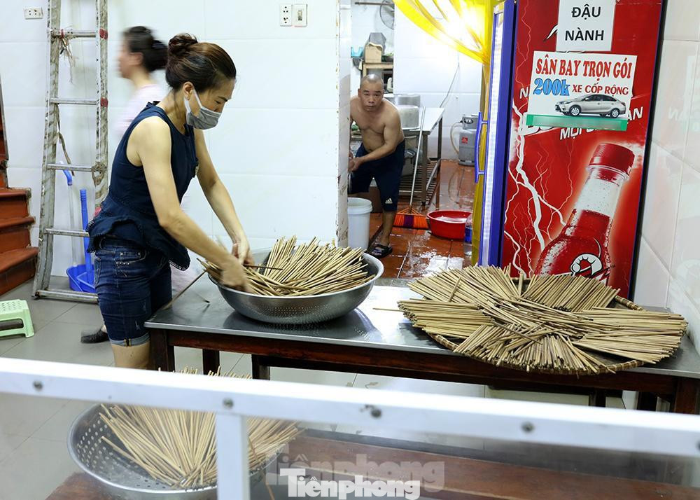 Chủ quán Phở Thịnh tại số 39 Tôn Đức Thắng cho biết: "Sau khi nghe thông tin, tối 21/6 cả gia đình tôi lẫn người giúp việc đều hồ hởi dọn dẹp đến gần 12 giờ đêm mới xong việc. Sau gần 1 tháng chỉ được bán hàng mang về thi nhiều vật dụng của quán cần phải rửa lại sạch sẽ để chuẩn bị đón khách.”