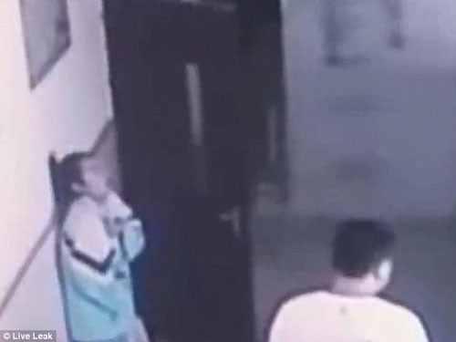 Nữ sinh ngủ gục bị thầy giáo thô bạo tống ra khỏi lớp. Ảnh cắt từ video