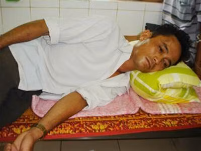 Chống tham nhũng, nông dân Nguyễn Văn Vinh bị đánh phải nhập viện. Trong ảnh : Nạn nhân Nguyễn Văn Vinh tại Bệnh viện Đa khoa Quảng Trị chiều 28/6/2009 - Ảnh: Hữu Thành