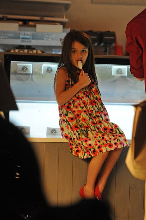 Katie đưa con gái đi ăn kem hôm qua 3-7