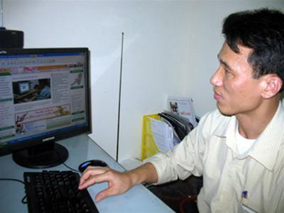 Chủ tịch phường Khương Mai Phạm Văn Hiện đang truy cập web www.phuongkhuongmai.gov.vn. Ảnh : Việt Hùng