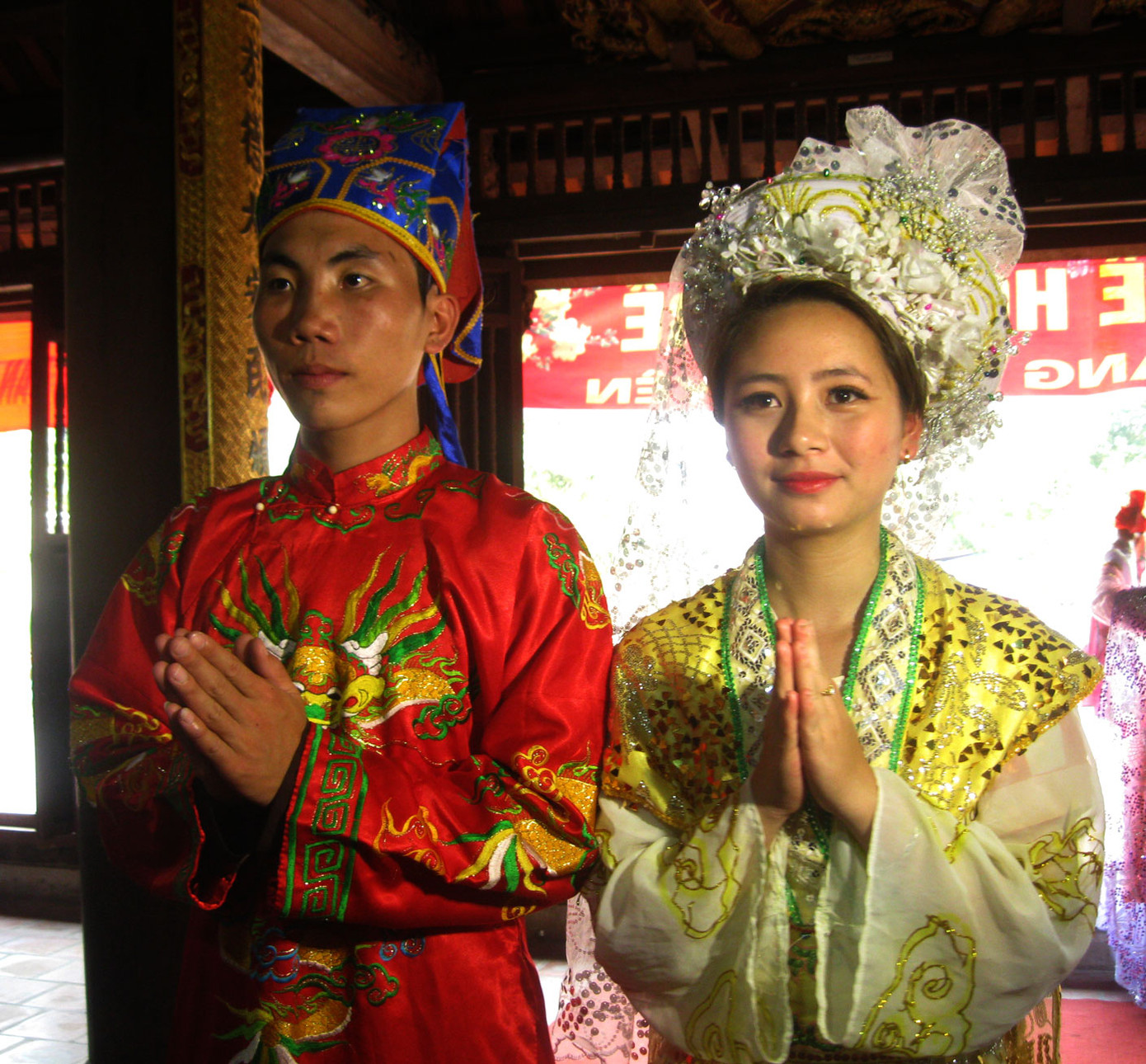 Đôi phu thê cùng bái tạ tổ đường để tổ đường chứng giám