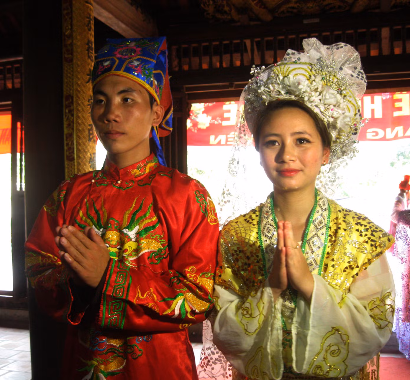 Đôi phu thê cùng bái tạ tổ đường để tổ đường chứng giám