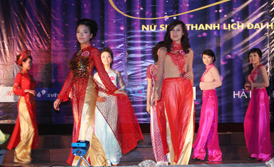 Duyên dáng tà áo dài Việt