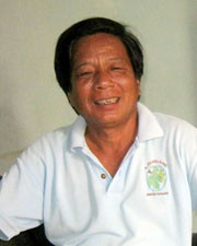 Người đàn ông luyện sái vàng giữa phố ảnh 1