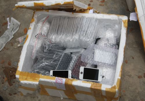 Phát hiện 2 kho chứa linh kiện Iphone lậu, trị giá cả tỷ đồng ảnh 1