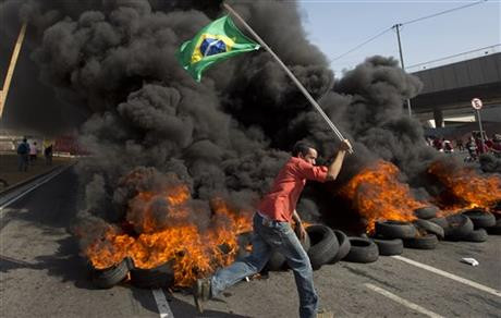 Người dân Brazil biểu tình trước thềm World Cup 2014 ảnh 1