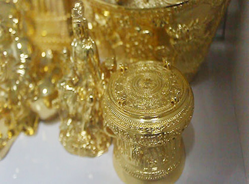 Sở thích... dát vàng, ăn vàng của đại gia Việt ảnh 1