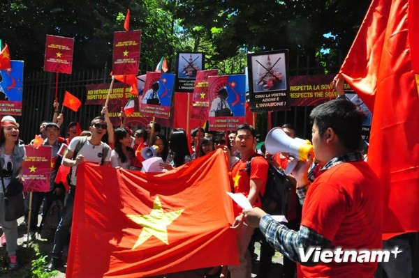 Cộng đồng người Việt tại Italy biểu tình trước sứ quán Trung Quốc ảnh 1