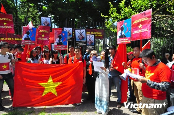 Cộng đồng người Việt tại Italy biểu tình trước sứ quán Trung Quốc ảnh 2