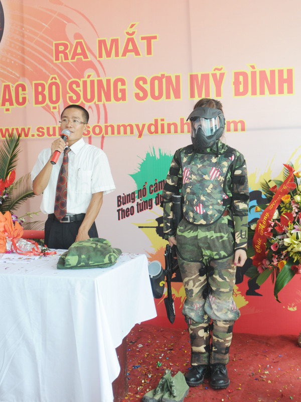 Ban tổ chức giới thiệu về trang phục và các dụng cụ hỗ trợ cho 