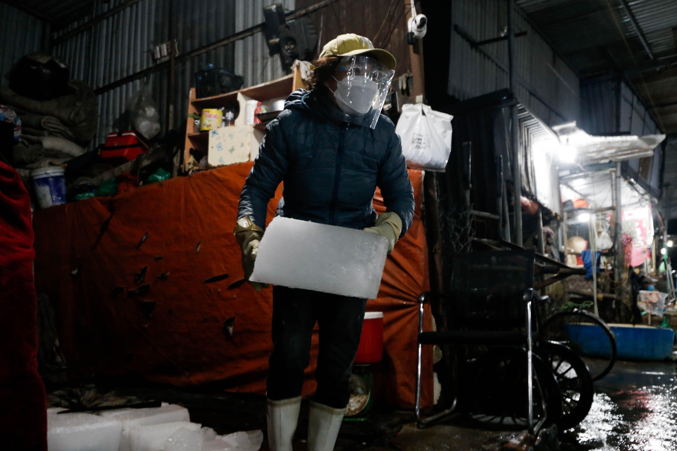 Những khối đá nặng khoảng 40kg được người phụ nữ chặt làm ba để tiện di chuyển. Đá ở đây để làm mát bể cũng như để ướp cá cho cá được tươi khi di chuyển đường dài. “Vào những trời trở lạnh, thì lượng đá bán ra cũng sụt giảm, trước mùa hè tôi sẽ bán được tầm 400-500 cây, còn mùa đông chỉ được khoảng 100-150 cây, số lượng bán ra kém cộng với tiền lãi ít nên tôi phải làm từ 1 giờ sáng đến 12 giờ trưa mới đủ thu nhập mỗi ngày. Nhiều hôm làm đá nước đá tan, chảy vào trong áo có lúc lạnh đến thấu xương”, chị Tâm chia sẻ.