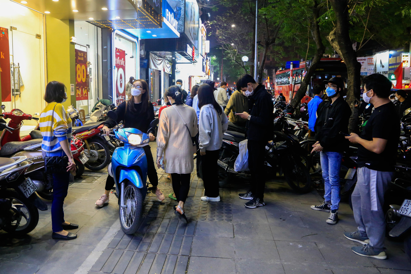 Trái ngược với buổi sáng, phố Chùa Bộc buổi tối có phần nhộn nhịp người đến mua sắm hơn.