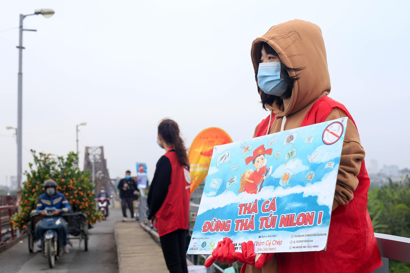 Sáng ngày 25/1 (23 tháng Chạp), tình nguyện viên nhóm Cá Chép tập trung trên cầu Long Biên hỗ trợ người dân thả cá bằng ròng rọc, hạn chế việc thải túi nilong gây hại cho môi trường.