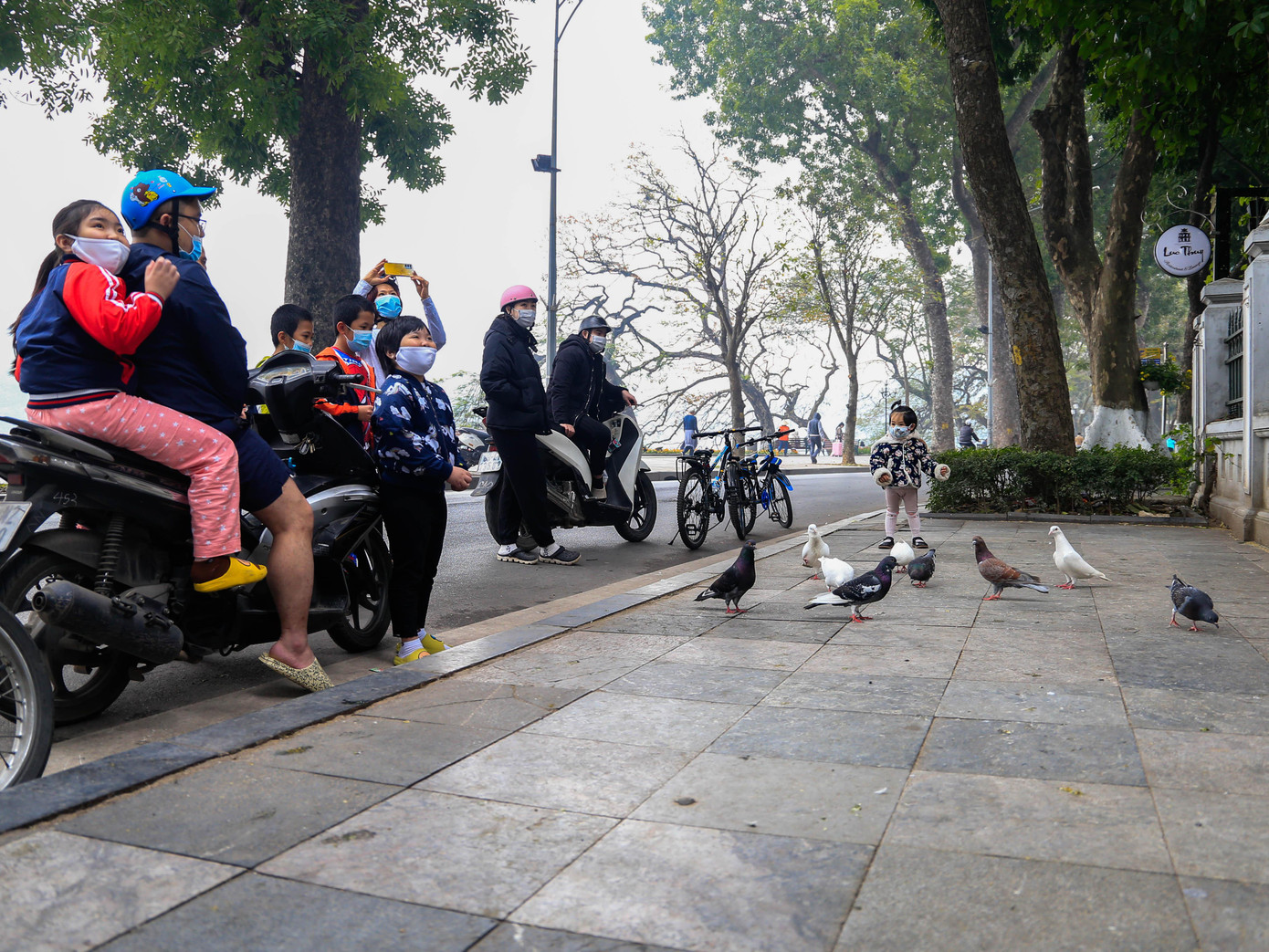 Nhiều người chở con đi chơi dừng xe, nán lại cho các em nhỏ chụp ảnh và cho chim bồ câu ăn. Nhiều người chở con đi chơi dừng xe, nán lại cho các em nhỏ chụp ảnh và cho chim bồ câu ăn.