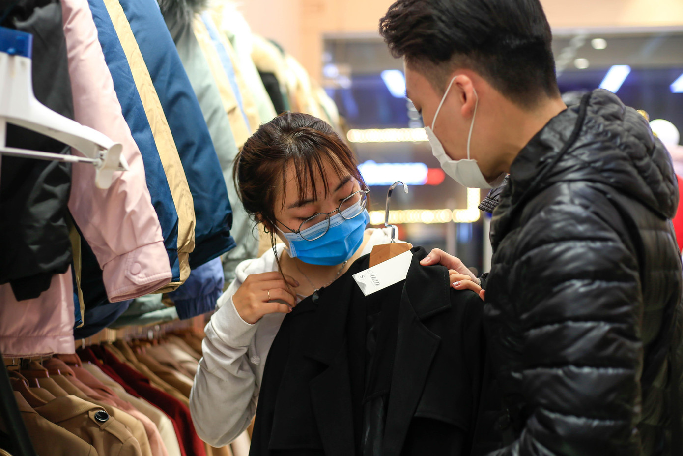 "Tôi đã có thói quen đặt hàng trên mạng, nhưng hôm nay là cuối tuần nên tôi cùng bạn trai tranh thủ đi mua sắm. Lượng người tham gia mua sắm không đông như thời điểm này năm ngoái, giá cũng tương đương nhưng tôi vẫn đang cân nhắc để chọn mua sản phẩm ưng ý", Trang nói.