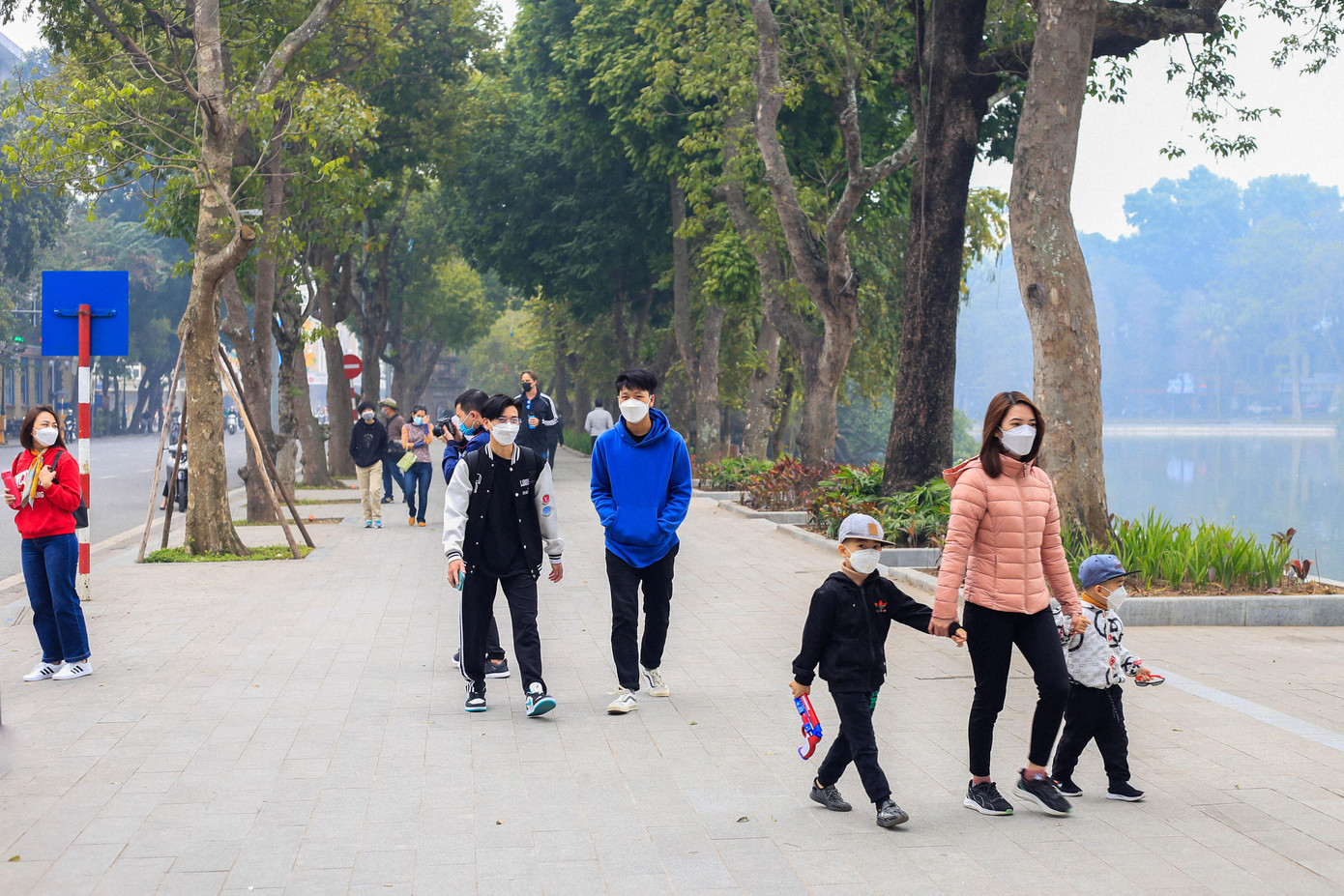 Sáng ngày 27/2, thời tiết Hà Nội khô ráo, nhiệt độ vào khoảng 18-23 độ C, nhiều người đi chơi tản bộ ngày cuối tuần. Sáng ngày 27/2, thời tiết Hà Nội khô ráo, nhiệt độ vào khoảng 18-23 độ C, nhiều người đi chơi tản bộ ngày cuối tuần.