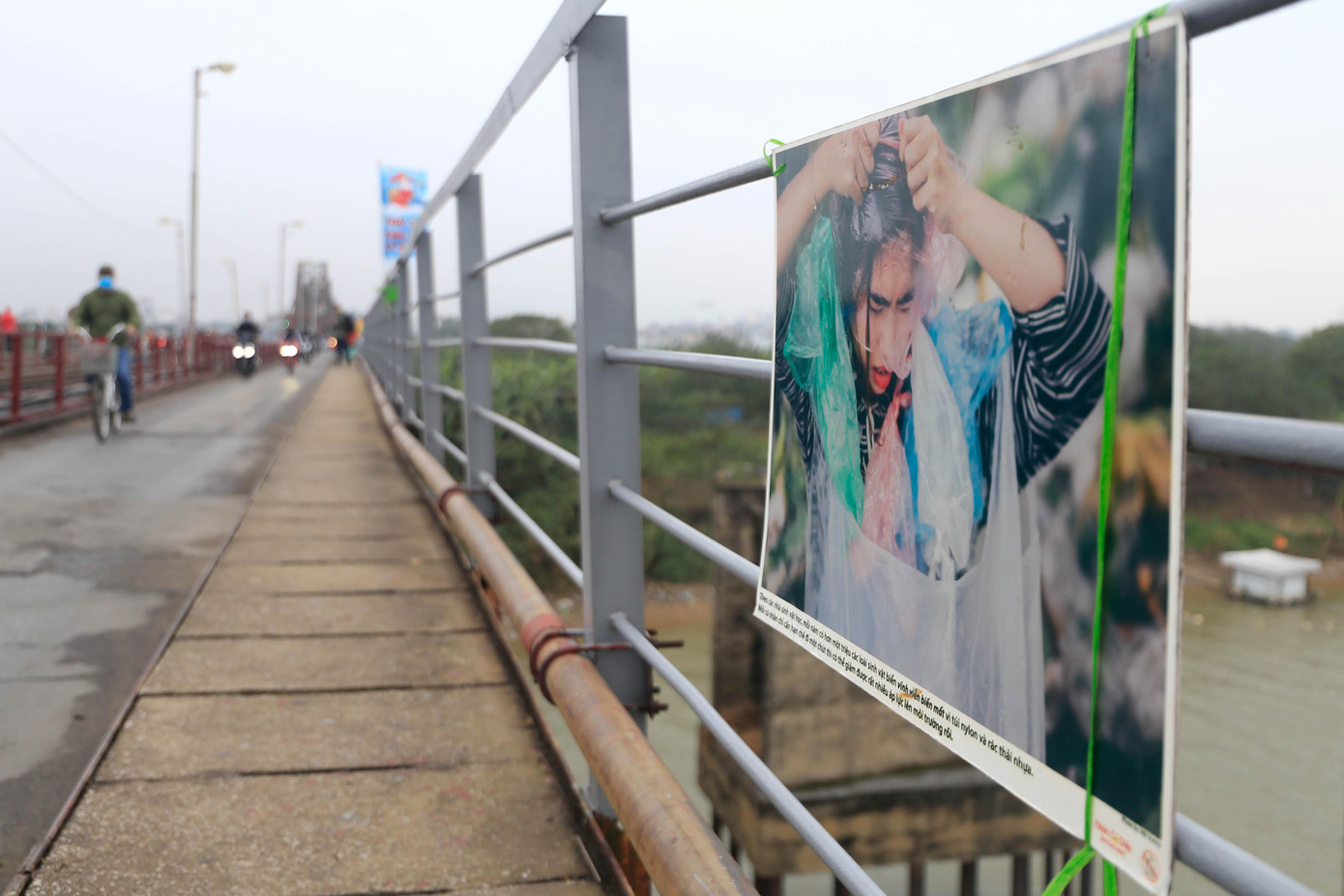 Tranh cổ động nói đến tác hại của túi nilong khi thải ra môi trường, ảnh hưởng đến đời sống của sinh vật cũng như chính con người.