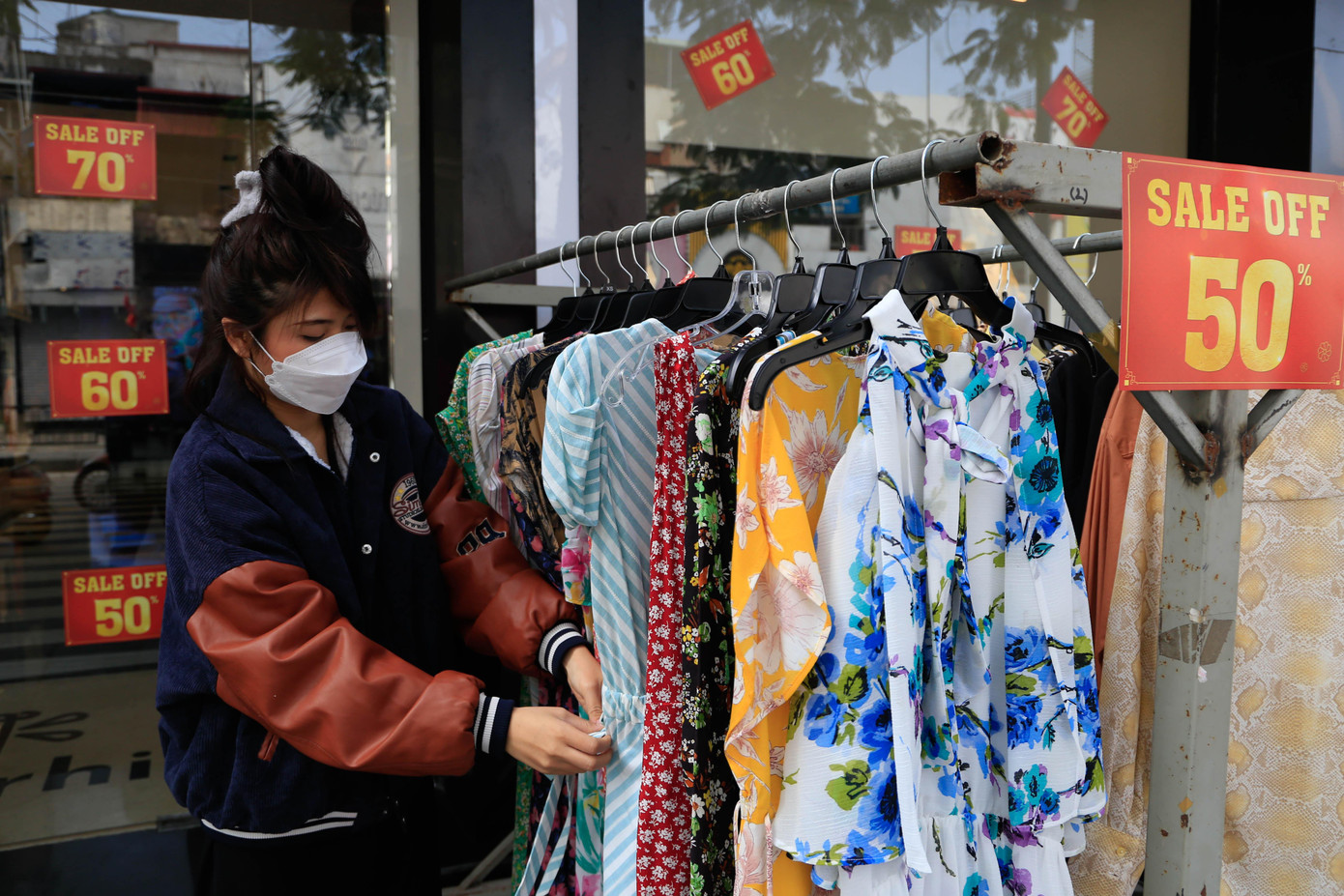 Thu Phương (SN 2000, nhân viên bán hàng) chia sẻ: "Cửa hàng có các mức sale khác nhau, thậm chí còn sale sâu hơn năm ngoái nhưng lượng khách không nhiều".