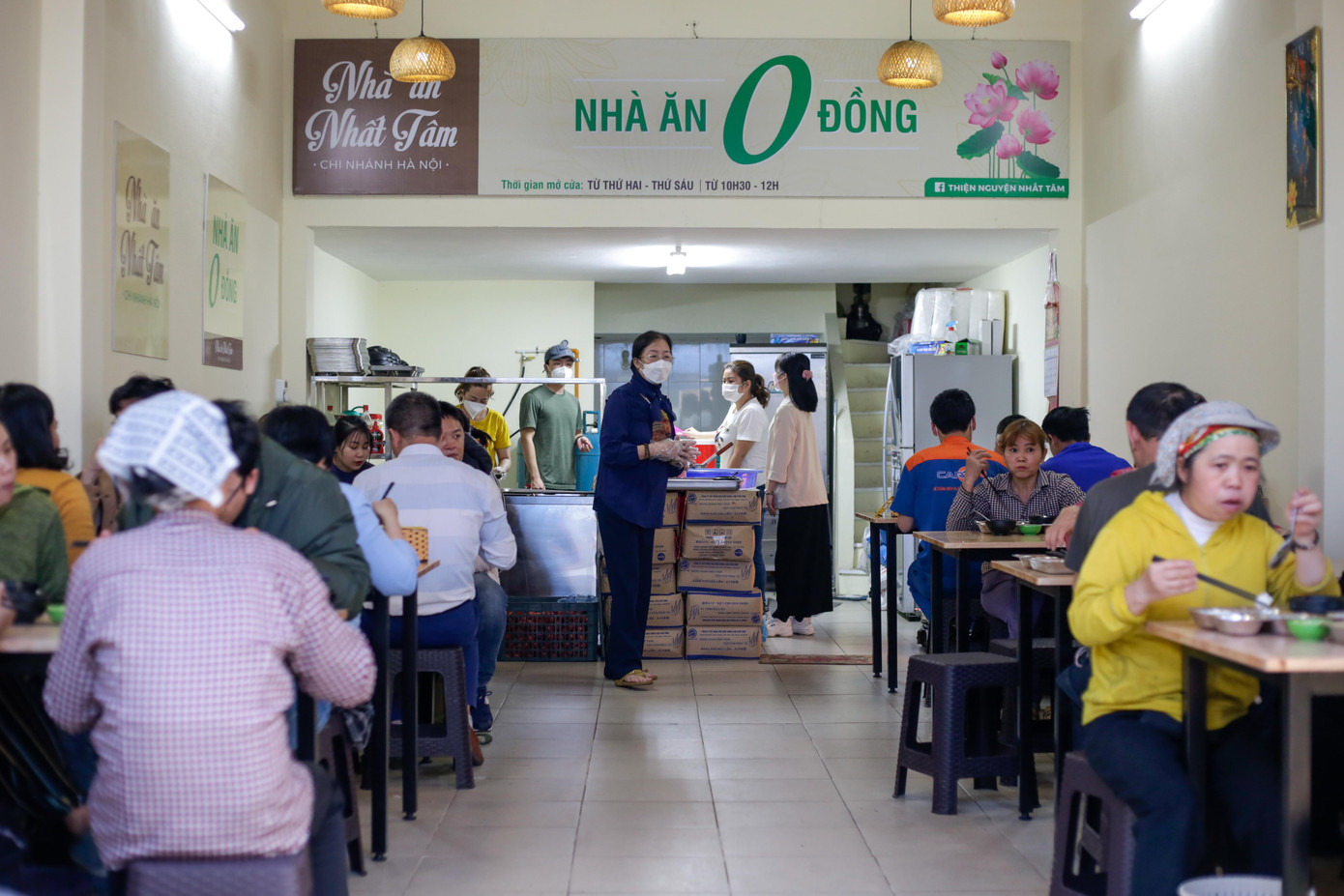 Nằm trong con ngõ 7 số 30 đường Lê Đức Thọ (Mỹ Đình, Nam Từ Liêm, Hà Nội), mỗi ngày nhà ăn Nhất Tâm phục vụ 170-200 suất ăn cho người dân lao động, học sinh, sinh viên và người ăn chay.