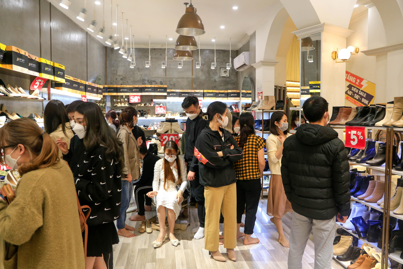Bên trong một cửa hàng giày dép cũng rất đông người tới để lựa chọn sản phẩm.