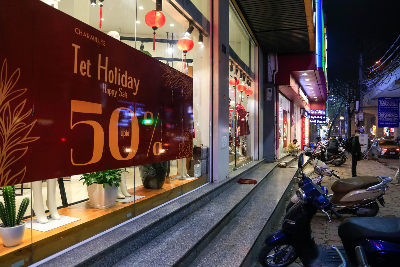 Không ít khung cảnh vắng vẻ tương tự tại một số cửa hàng dù đã treo biển sale đến 50%.