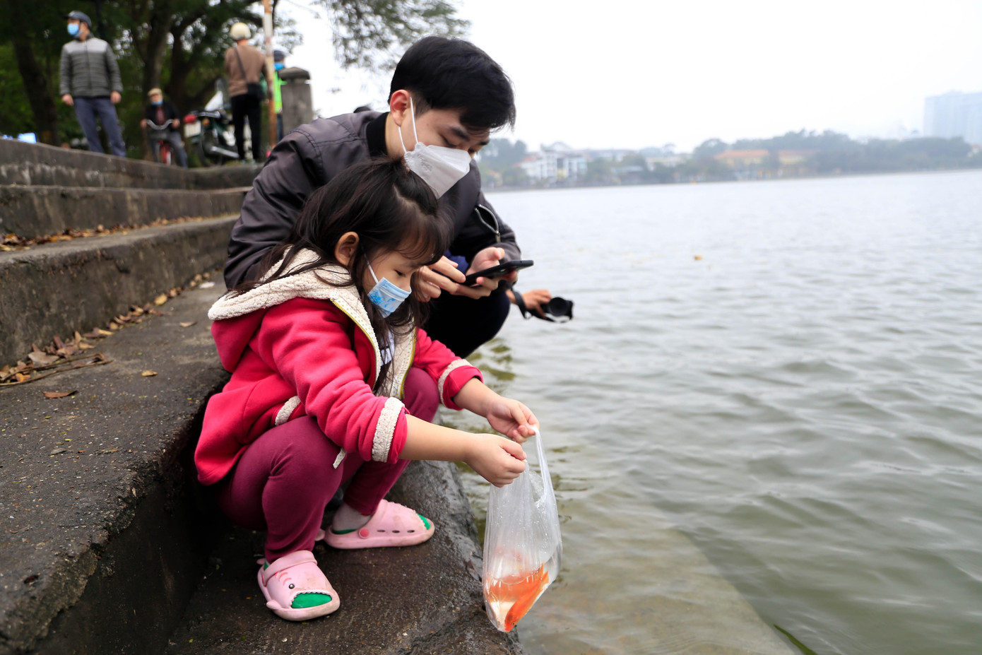 Nhiều gia đình đưa con cái đi theo, để con tự thả cá cũng như muốn dạy con hiểu được nguồn gốc cũng như ý nghĩa của việc thả cá trong ngày ông Công ông Táo.