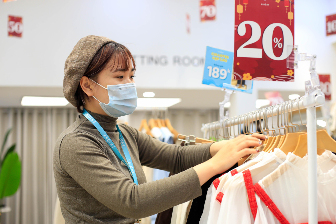 Theo một quản lý của một cửa hàng thời trang trên phố Cầu Giấy (quận Cầu Giấy, Hà Nội) cho biết: "Đợt này nhân viên về quê để tránh dịch nên nhiều bạn phải ở lại tăng ca 8-12 tiếng/ngày, một phần là vì thiếu nhân viên cũng là do nhu cầu mua sắm vào những đợt gần Tết tăng cao".