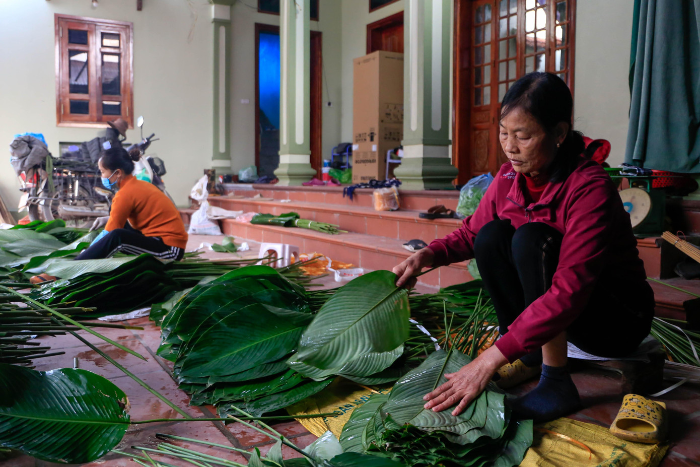 Sức mua lớn nên nhiều gia đình phải huy động từ già đến trẻ nhỏ để chuẩn bị đóng hàng phục vụ cho dịp Tết cổ truyền. Sức mua lớn nên nhiều gia đình phải huy động từ già đến trẻ nhỏ để chuẩn bị đóng hàng phục vụ cho dịp Tết cổ truyền.