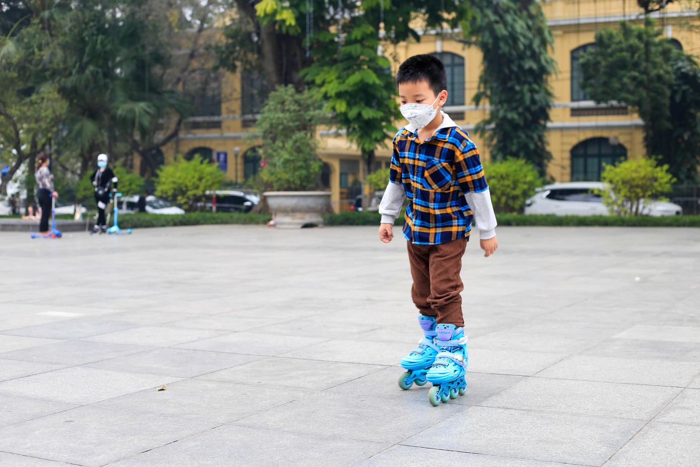 Nhiều phụ huynh e ngại khi đưa con mình chơi ở trung tâm thương mại hay các nơi có không gian kín. Vì thế, quanh khu vực hồ Gươm là địa điểm lý tưởng để các em nhỏ thoả sức chơi đùa. Nhiều phụ huynh e ngại khi đưa con mình chơi ở trung tâm thương mại hay các nơi có không gian kín. Vì thế, quanh khu vực hồ Gươm là địa điểm lý tưởng để các em nhỏ thoả sức chơi đùa.