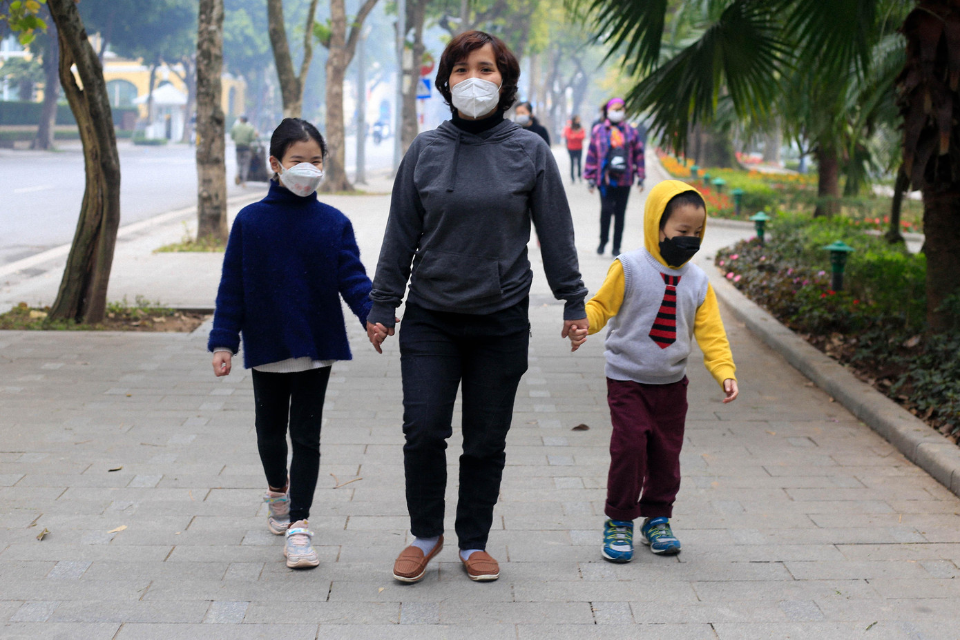 Chị Ngân (sinh năm 1983, Hà Nội) cùng hai con đi dạo quanh hồ Gươm. “Thời tiết Hà Nội bắt đầu ấm dần nên tôi cho các con đi bộ. Mấy hôm trời mưa rét cho các cháu ở nhà. Dịch này tôi cũng hạn chế cho các cháu đi lại nhiều nơi, tôi cũng nhắc các con luôn phải đeo khẩu trang nơi công cộng”, chị cho biết. Chị Ngân (sinh năm 1983, Hà Nội) cùng hai con đi dạo quanh hồ Gươm. “Thời tiết Hà Nội bắt đầu ấm dần nên tôi cho các con đi bộ. Mấy hôm trời mưa rét cho các cháu ở nhà. Dịch này tôi cũng hạn chế cho các cháu đi lại nhiều nơi, tôi cũng nhắc các con luôn phải đeo khẩu trang nơi công cộng”, chị cho biết.