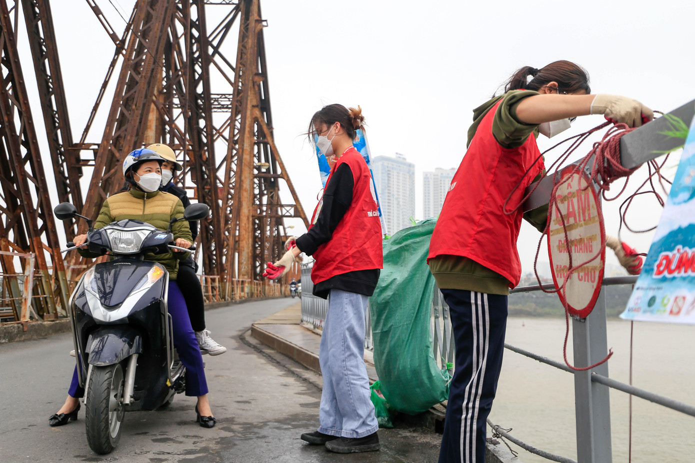 Nhiều người dân đi đường nhờ đến sự giúp đỡ của tình nguyện viên, "Tôi cảm thấy công việc của các bạn rất ý nghĩa. Mọi năm tôi thường tự thả gần nhà, những đồ phế liệu tôi thường không biết xử lý thế nào. Năm nay, được bạn bè giới thiệu nên tôi mới tìm đến nhóm", một người phụ nữ cho biết.
