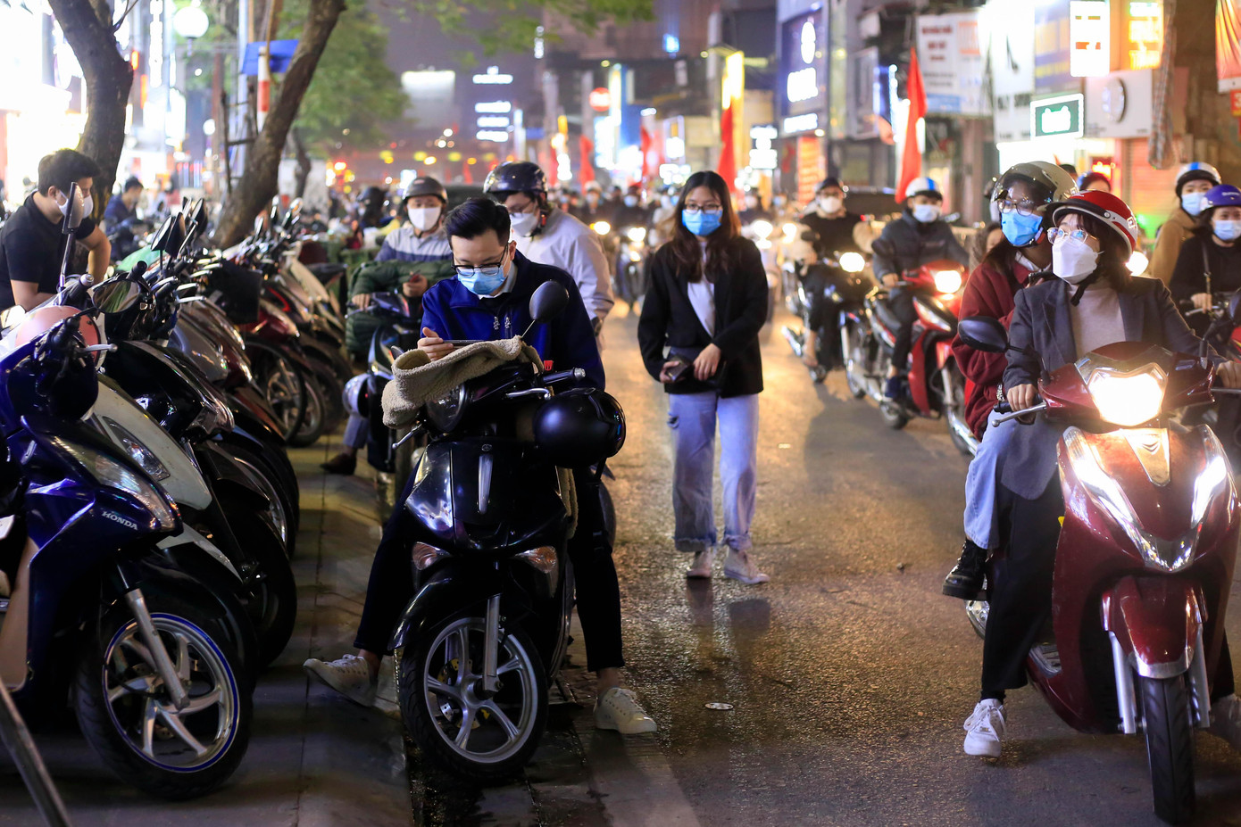 Nhiều người đứng đợi tràn xuống lòng đường tuyến phố Chùa Bộc vào giờ cao điểm gây ùn tắc giao thông.