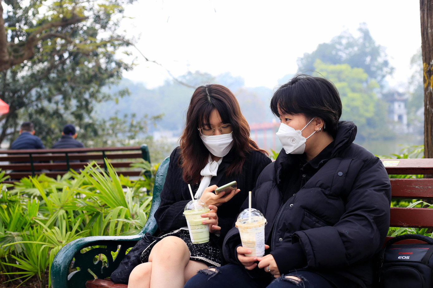 Hoàng (2001) và Ngọc (2001) hẹn nhau lúc 7 giờ sáng rồi cùng nhau đi ăn phở, cà phê, dạo phố. “Những lúc rảnh chúng tôi đều dành thời gian ngồi với nhau. Thay vì ngồi trong quán cà phê, chúng tôi thích ngồi ở ngoài hơn vì có thể tận hưởng bầu không khí trong lành, ngắm phố phường và người dân đi lại”, hai bạn trẻ chia sẻ. Hoàng (2001) và Ngọc (2001) hẹn nhau lúc 7 giờ sáng rồi cùng nhau đi ăn phở, cà phê, dạo phố. “Những lúc rảnh chúng tôi đều dành thời gian ngồi với nhau. Thay vì ngồi trong quán cà phê, chúng tôi thích ngồi ở ngoài hơn vì có thể tận hưởng bầu không khí trong lành, ngắm phố phường và người dân đi lại”, hai bạn trẻ chia sẻ.