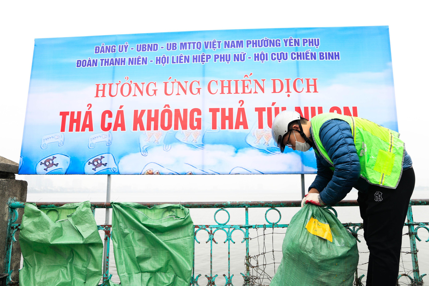 Một nhóm tình nguyện viên khác cũng tập trung tại hồ Trúc Bạch hưởng ứng chiến dich "Thả cá không thả túi nilong" của phường Yên Phụ.