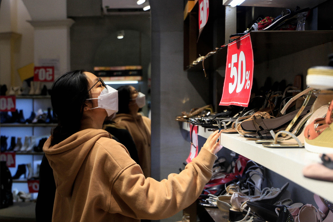 Giày dép, quần áo, phụ kiện thời trang là những mặt hàng được chị em phụ nữ quan tâm. Nhiều sản phẩm tại đây được sale với các mức đồng giá cũng như giảm giá mạnh từ 50% đến 70%.