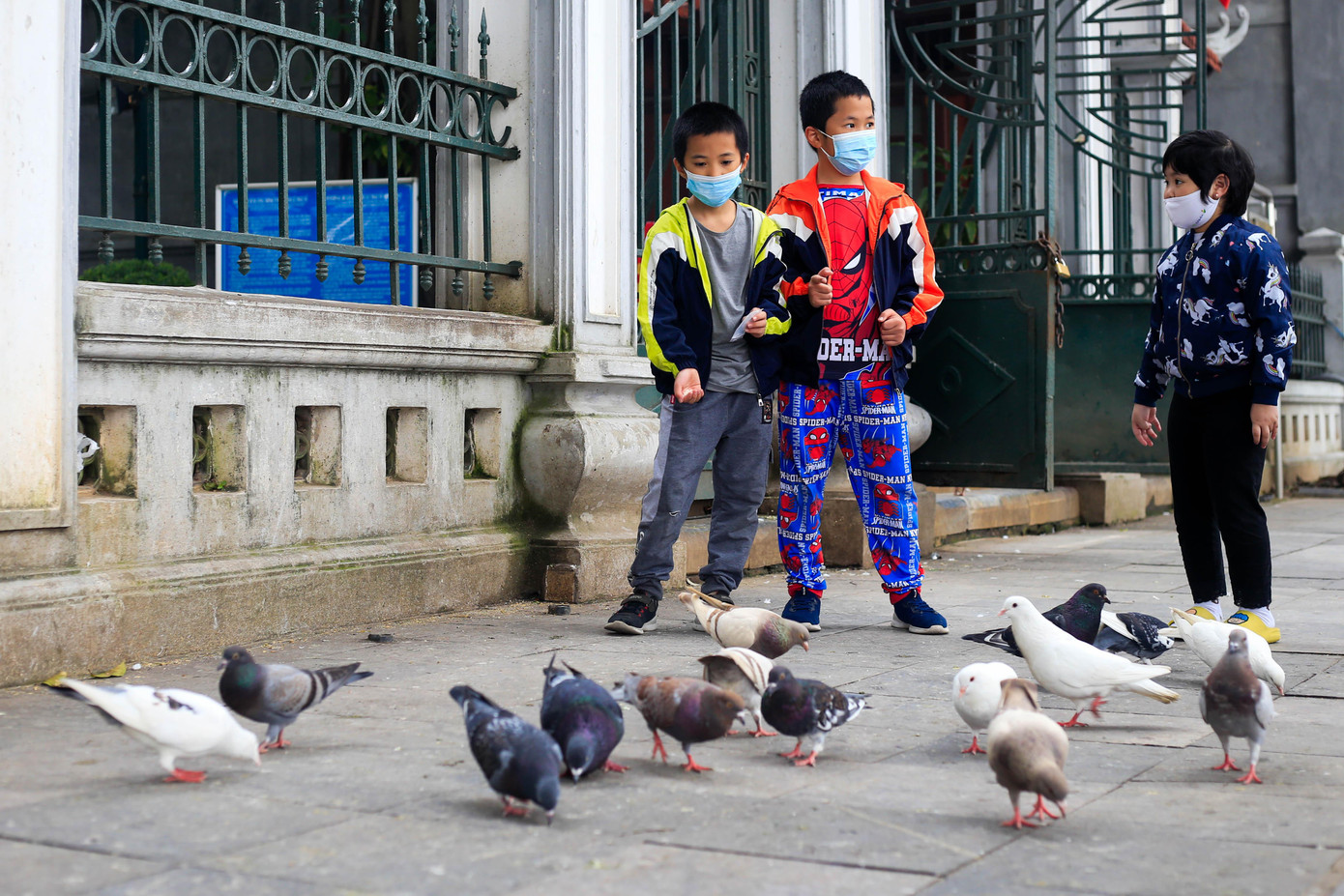 Gạo được bố mẹ chuẩn bị cho các em, nhiều em cảm thấy thích thú khi được tham gia hoạt động này. Gạo được bố mẹ chuẩn bị cho các em, nhiều em cảm thấy thích thú khi được tham gia hoạt động này.