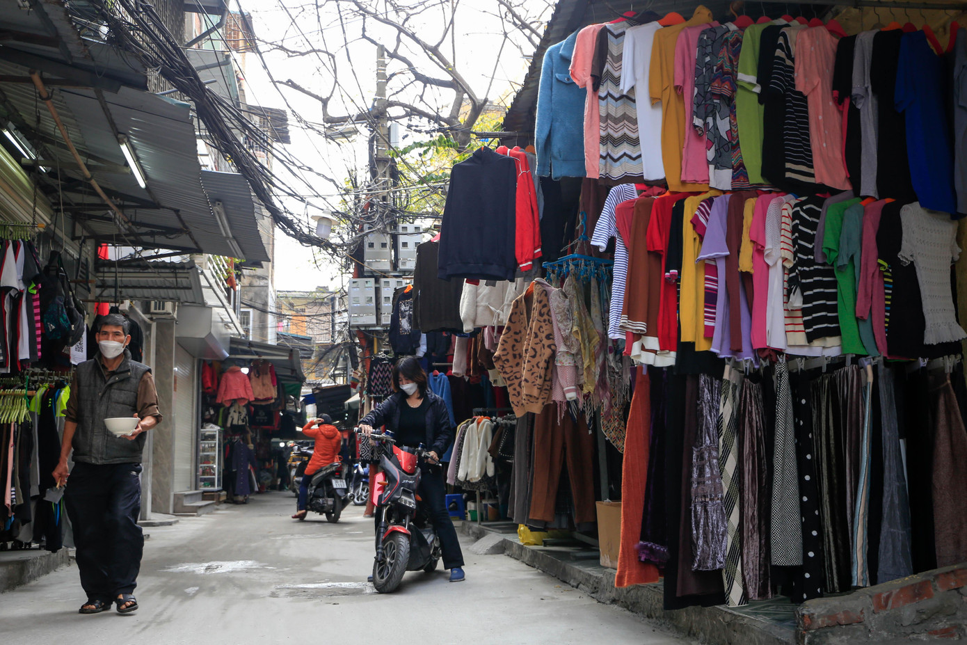 Chợ đồ "si đa" trên phố Phạm Ngọc Thạch lác đác người đến "ngó nghiêng".