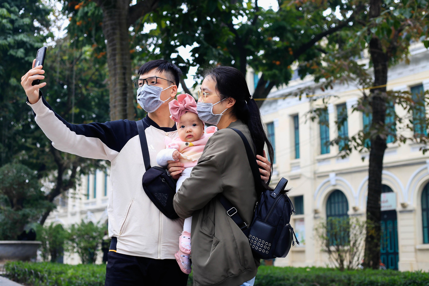 Nhiều gia đình đưa con nhỏ chọn những nơi ít người để có thể thoải mái vui chơi. Anh Nguyễn Anh Vũ cho biết: “Chúng tôi chỉ nán lại tại đây một chút rồi sẽ đi về. Cả tuần đi làm nên hôm nay là cuối tuần nên tranh thủ đưa vợ con đi chơi”. Nhiều gia đình đưa con nhỏ chọn những nơi ít người để có thể thoải mái vui chơi. Anh Nguyễn Anh Vũ cho biết: “Chúng tôi chỉ nán lại tại đây một chút rồi sẽ đi về. Cả tuần đi làm nên hôm nay là cuối tuần nên tranh thủ đưa vợ con đi chơi”.