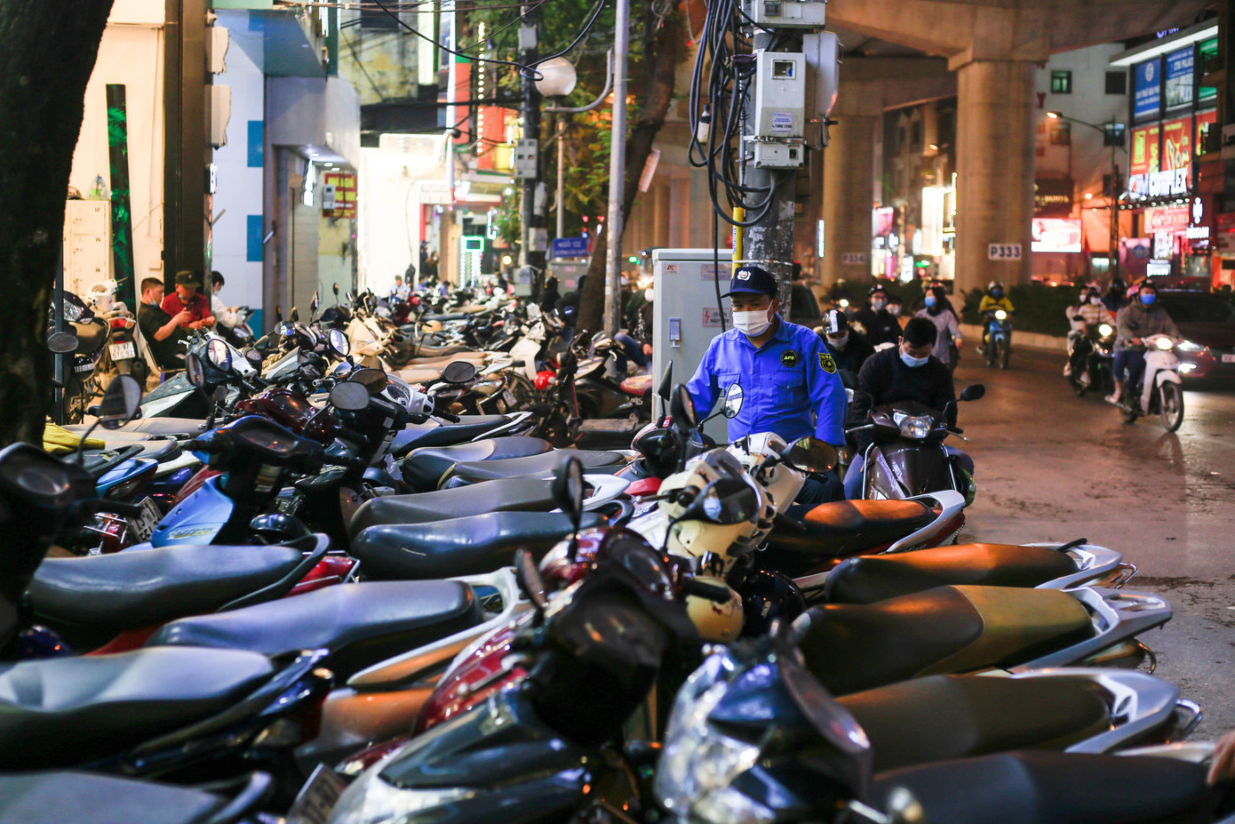 Bên ngoài các cửa hàng thời trang trên tuyến phố Cầu Giấy (quận Cầu Giấy, Hà Nội) cũng chung tình trạng chật cứng xe.