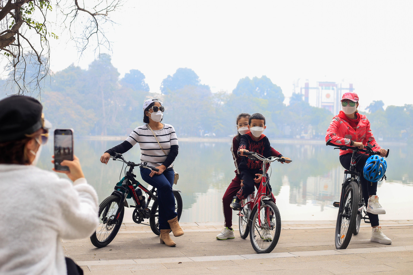 “Hôm nay là cuối tuần nên tôi cho các cháu ra ngoài hồ Gươm để đạp xe và chụp ảnh để tinh thần các cháu thoải mái hơn. Ra đường chúng tôi thực hiện đầy đủ 5K như đeo khẩu trang, chọn chỗ vắng người và thường xuyên nhắc các con sát khuẩn tay”, chị Thuý (Hà Nội) chia sẻ. “Hôm nay là cuối tuần nên tôi cho các cháu ra ngoài hồ Gươm để đạp xe và chụp ảnh để tinh thần các cháu thoải mái hơn. Ra đường chúng tôi thực hiện đầy đủ 5K như đeo khẩu trang, chọn chỗ vắng người và thường xuyên nhắc các con sát khuẩn tay”, chị Thuý (Hà Nội) chia sẻ.