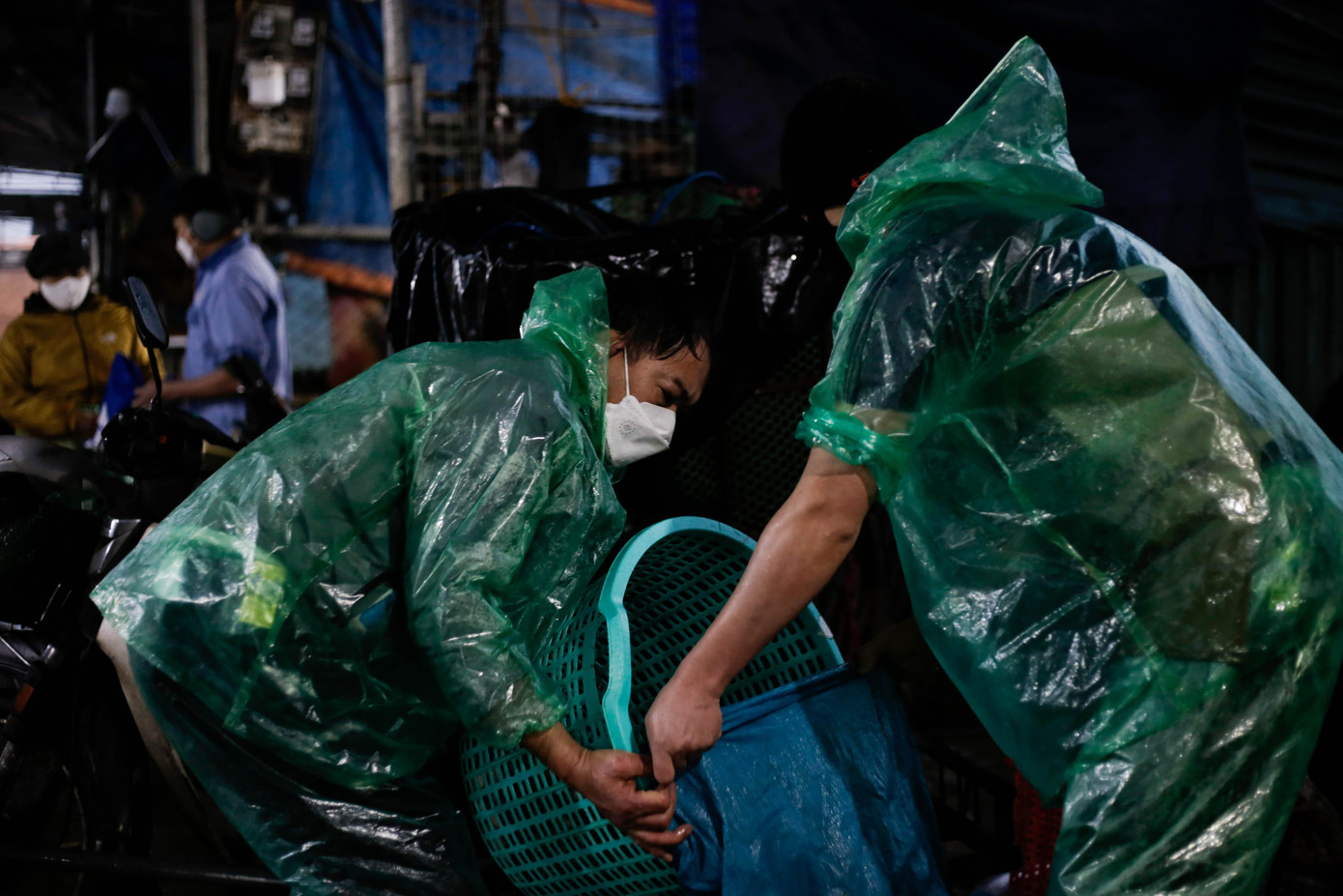 Những tiểu thương, thương lái và người làm thuê tại đây có mặt từ rất sớm để chuẩn bị và vận chuyển cá cho các cơ sở kinh doanh. Chợ cá Yên Sở mở 24/7, thời gian nhộn nhịp nhất là từ 1 giờ đêm đến 6 giờ sáng.