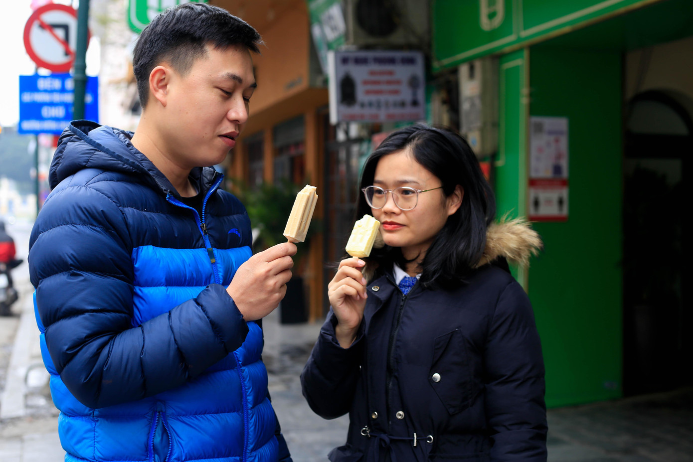 Một số bạn trẻ sau khi đi dạo phố ghé qua kem Tràng Tiền cùng nhau thưởng thức một cây kem nhân ngày Hà Nội nắng ấm cuối tuần. Một số bạn trẻ sau khi đi dạo phố ghé qua kem Tràng Tiền cùng nhau thưởng thức một cây kem nhân ngày Hà Nội nắng ấm cuối tuần.