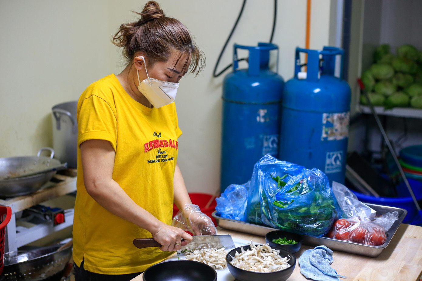 "Nhà ăn chay 0 đồng Nhất Tâm là cơ sở đầu tiên tại Hà Nội. Những thành viên đến đây làm đều là tình nguyện viên, mọi người đều làm việc tự nguyện và không có lương. Mỗi ngày chúng tôi chuẩn bị 4 món chính và tráng miệng theo tùy bữa, có hôm có hoa quả, hôm có chè", chị Hoàng Kim Ngọc (32 tuổi) cho biết.