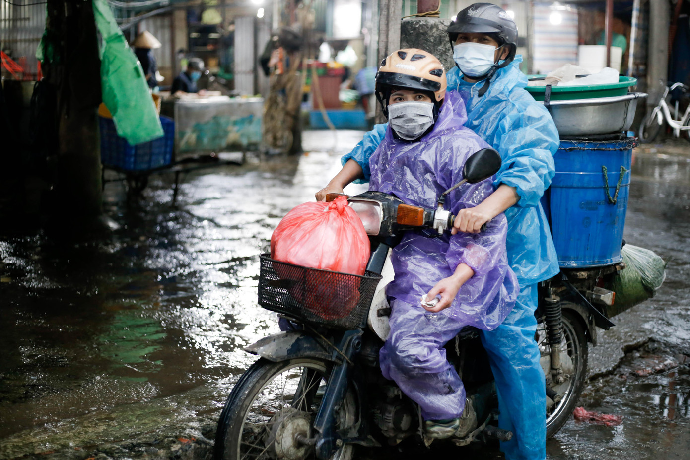 Anh Khái (Thường Tín, 46 tuổi) cùng người vợ của mình có mặt tại chợ cá Yên Sở từ sớm để chọn được mối cá tươi cũng như giá thành hợp lý để bán cho khách: “Tôi đã theo nghề được 10 năm, công việc này đòi hỏi sự chịu khó vì thường xuyên phải thức khuya, dậy sớm, ngại nhất là đi lại vào thời tiết mùa đông như thế này, hai vợ chồng chúng tôi nhiều hôm phải mặc mấy cái áo mưa mà vẫn thấy rét”.