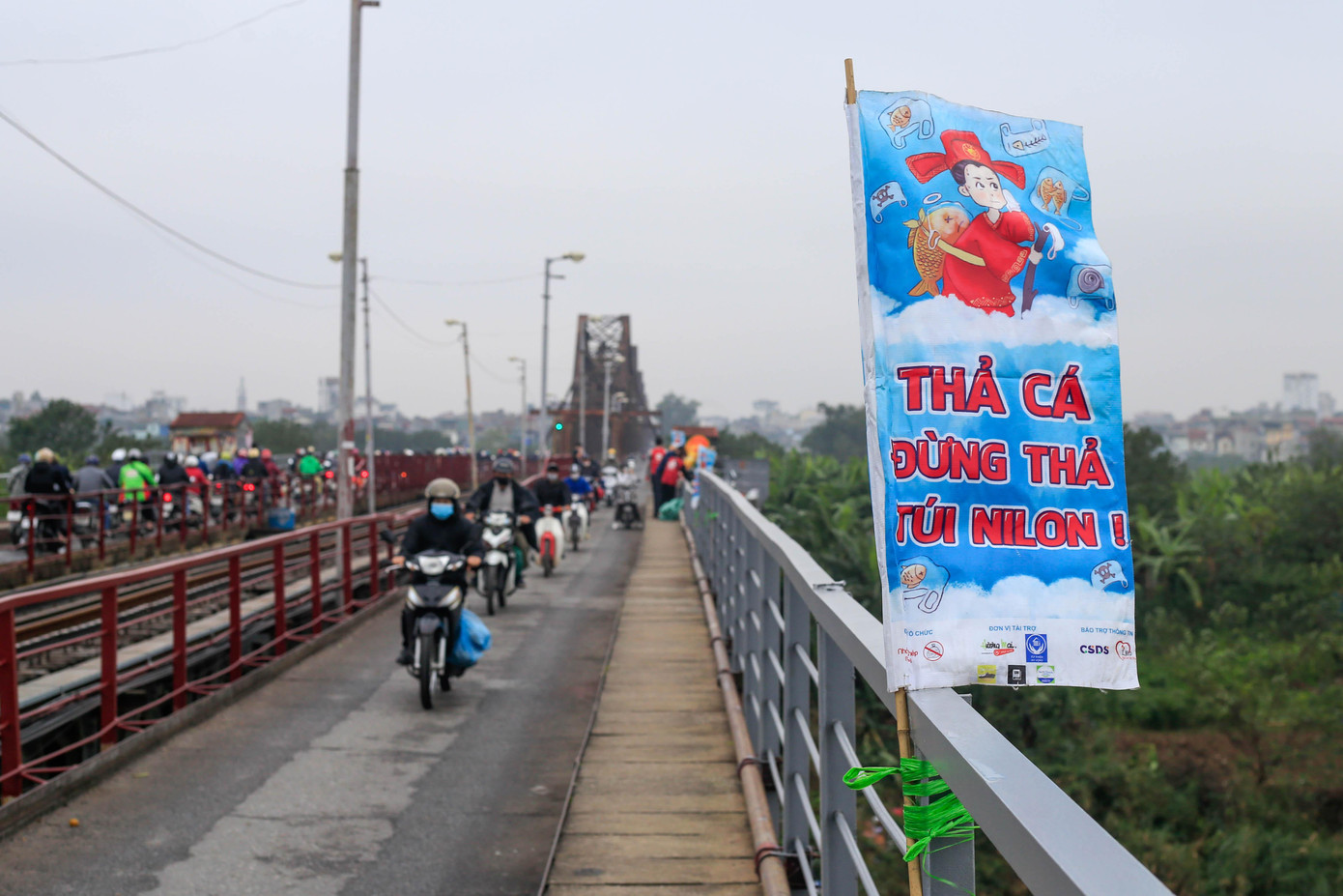 Dọc hai bên cầu Long Biên, đều có những bức tranh, banner tuyên truyền về việc thả cá đúng cách.