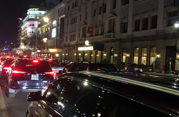 Đường Tôn Đức Thắng đã xảy ra ùn tắc kéo dài.