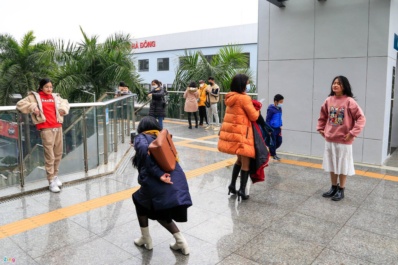 Nhiều bạn trẻ, gia đình chụp ảnh lưu giữ kỷ niệm đi du xuân đầu năm. Từ ngày khai trương, các ga tàu trở thành nơi check-in của giới trẻ Hà Nội. Họ mang đến đây đủ phong cách, từ lịch lãm, cổ điển đến trẻ trung, năng động.